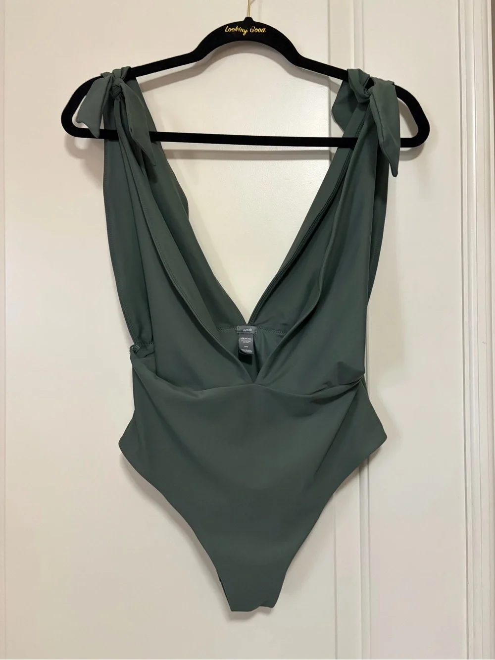 NWOT☀️🌴🌊Sexy Chic Deep V Bodysuit Shoulder Tie Detail 🌊🌴☀️